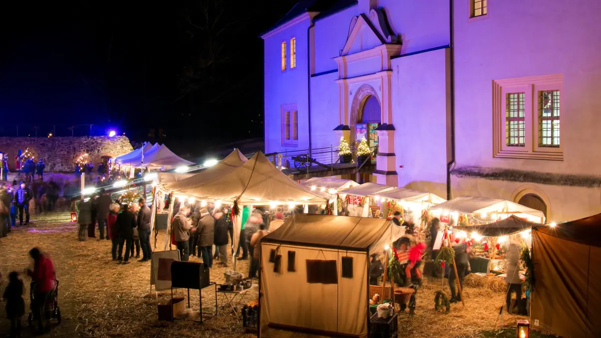 Der Weihnachtsmarkt in der Festung Senftenberg ist wegen seiner stimmungsvollen Atmosphäre beliebt.