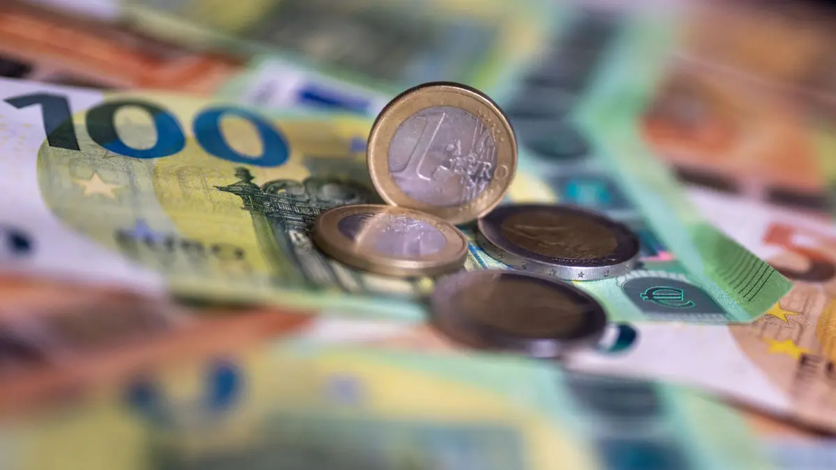 Haushalt: ARCHIV - 21.08.2023, Berlin: Geldscheine mit dem Wert von 100 und 50 Euro und Münzen liegen auf einem Tisch. (Symbolbild). (zu dpa: «Wie viel Geld Bremen in den nächsten Jahren ausgeben will») Foto: Monika Skolimowska/dpa +++ dpa-Bildfunk +++