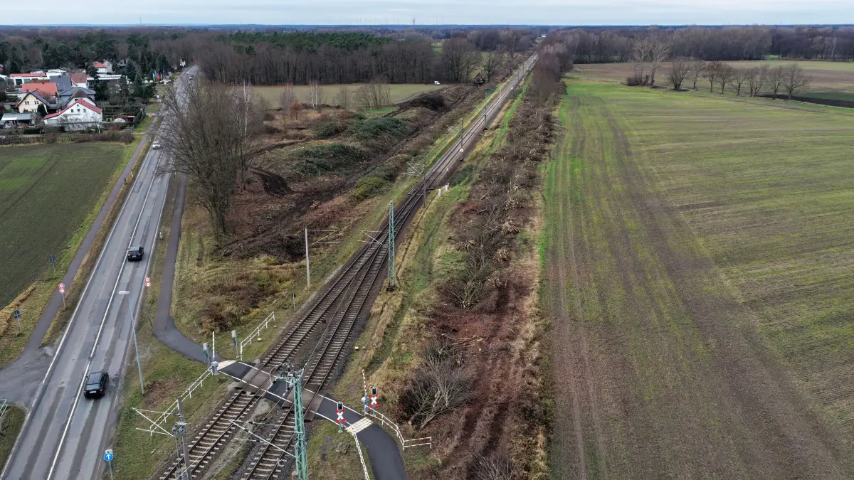 Kolkwitz Bahn Ausbau zweites Gleis: Luftaufnahme vom 10. Dezember 2025
Kurz hinter dem Bahnübergang Kolkwitz Berliner Strasse haben die Abholzarbeiten für den zweigleisigen Ausbau der Bahnstrecke Cottbus-Lübbenau begonnen.