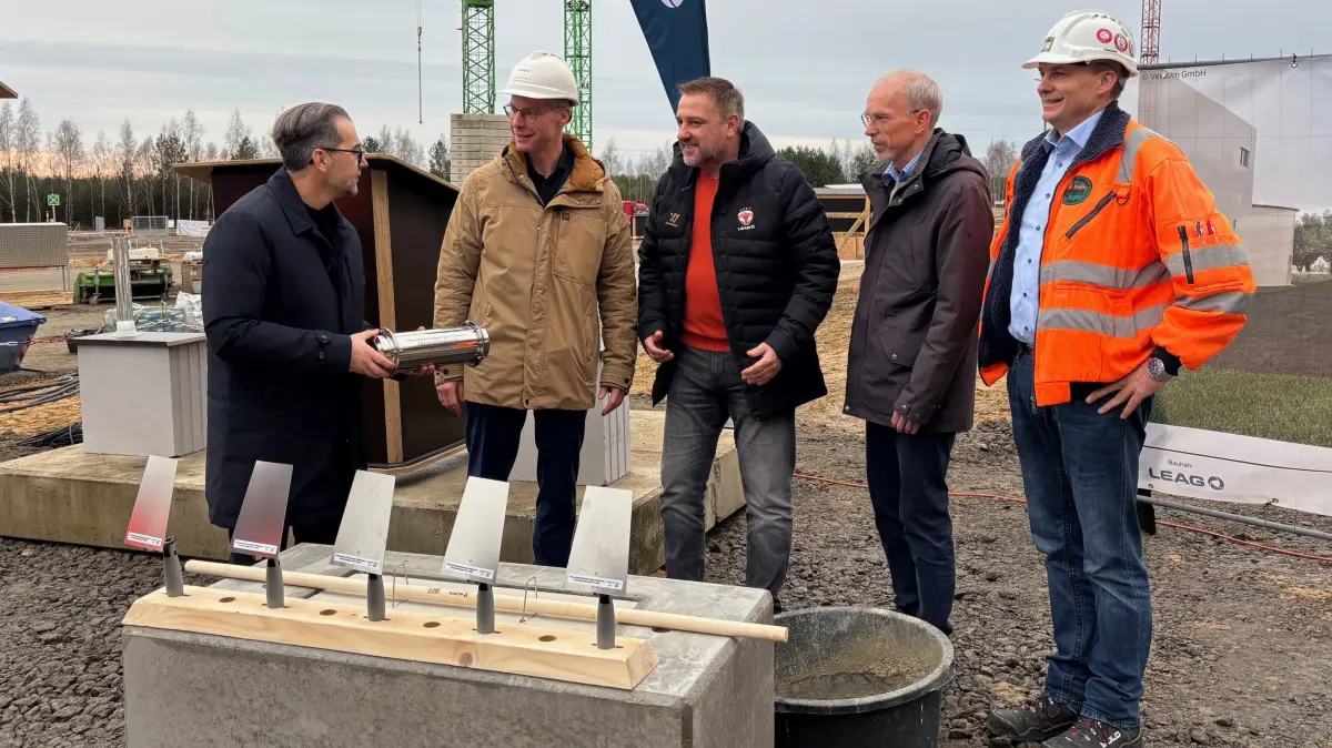 Thomas Koch und Henrik Ansorge von der Leag, Dirk Rohrbach, stellvertretender OB von Weißwasser, Martin Herrmann vom Oberbergamt und Götz Gutte von der Baufirma Glass (v.l.n.r.) werden gleich die Zeitkapsel im Grundstein der Wasseraufberietungsanlage versenken.