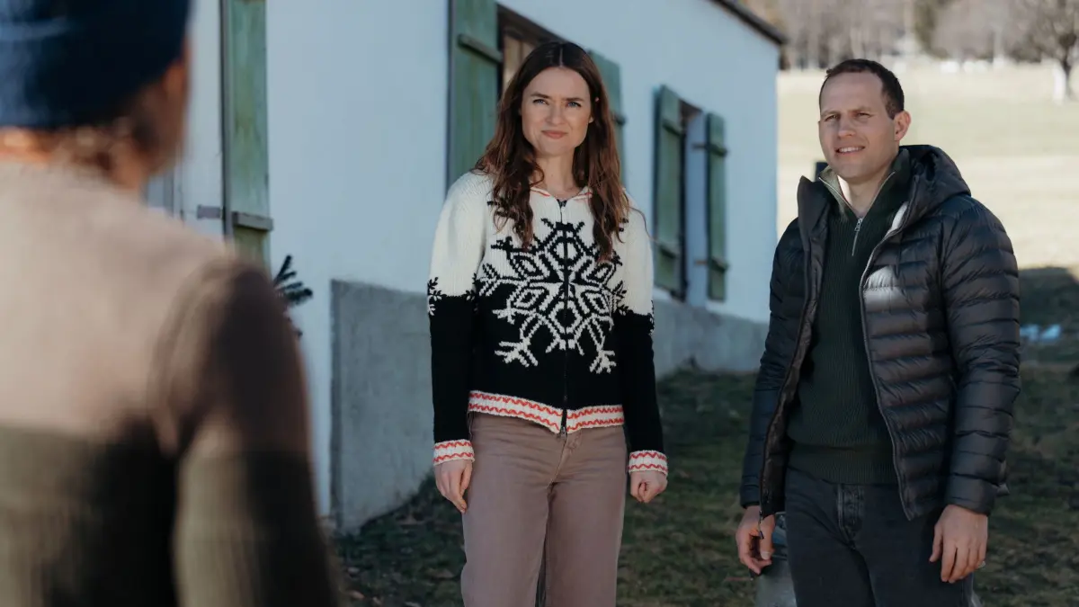 Jan Fugain (Arne Löber, r.) taucht überraschend auf dem Hof auf. Nina Reuther (Josephin Busch, M.) ist irritiert über Markus Koflers (Sebastian Ströbel, l.) abweisende Reaktion.
