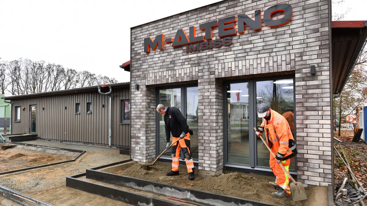 Der Rohbau ist fertig. Die Außenarbeiten sollen den Eingangsbereich noch verschönern. Mitarbeiter der Firma Matthäi sorgen dafür.