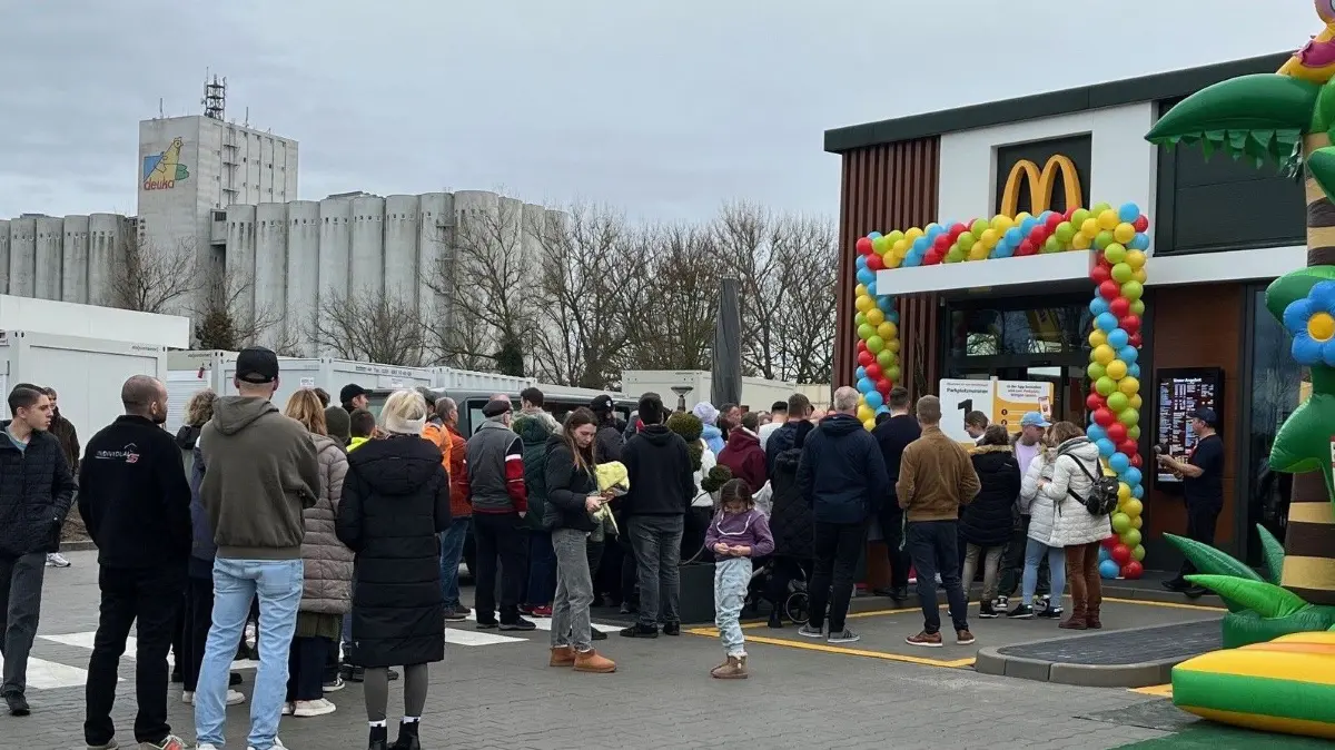 Zur Eröffnung strömten zahlreiche Besucher zur neuen McDonalds-Filiale nach Herzberg an der B87.