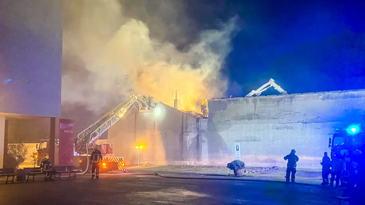 Brand in einem Reifenhandel in Guben