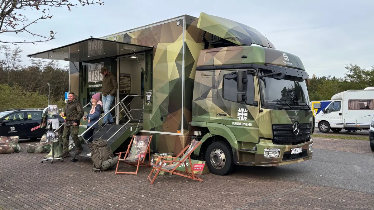 Am Rande der Lausitz-Rallye gab es auch einen Werbestand der Bundeswehr. Geht es nach der Mehrheit im Kreistag, soll dies bei Veranstaltungen des Landkreises nicht der Fall sein.