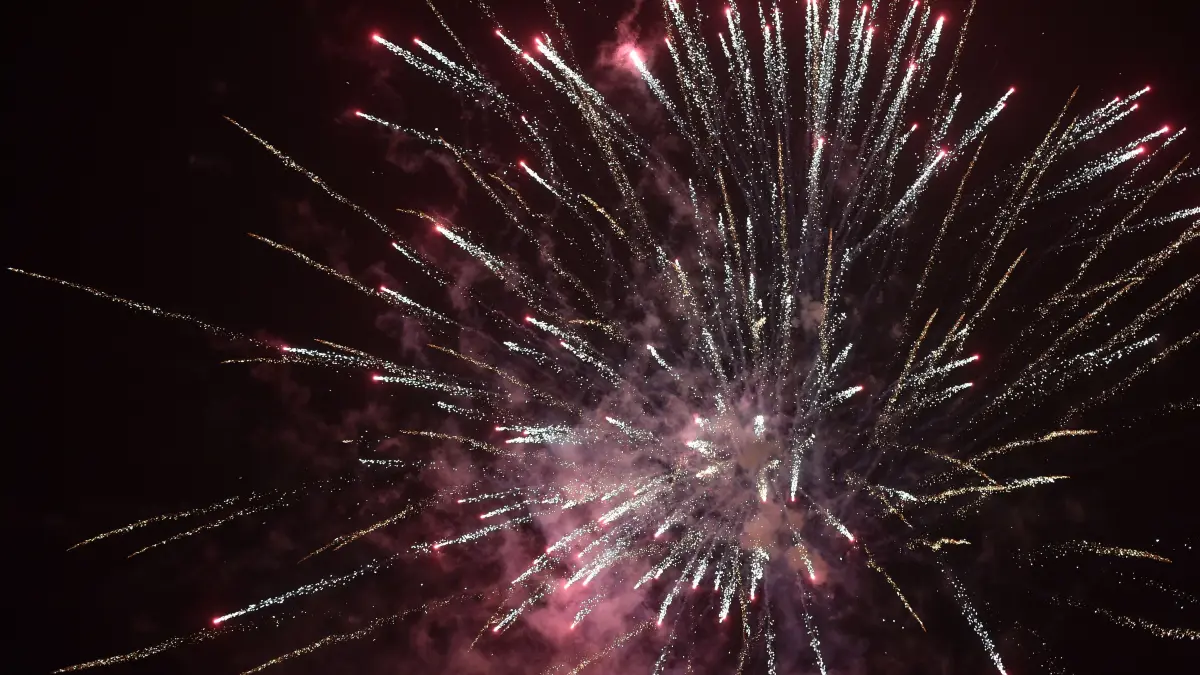 Mit einem Höhenfeuerwerk läutet die Silvesterparty in der Kulturweberei das neue Jahr ein. Gäste dürfen (und sollen) auf eigenes Feuerwerk verzichten.