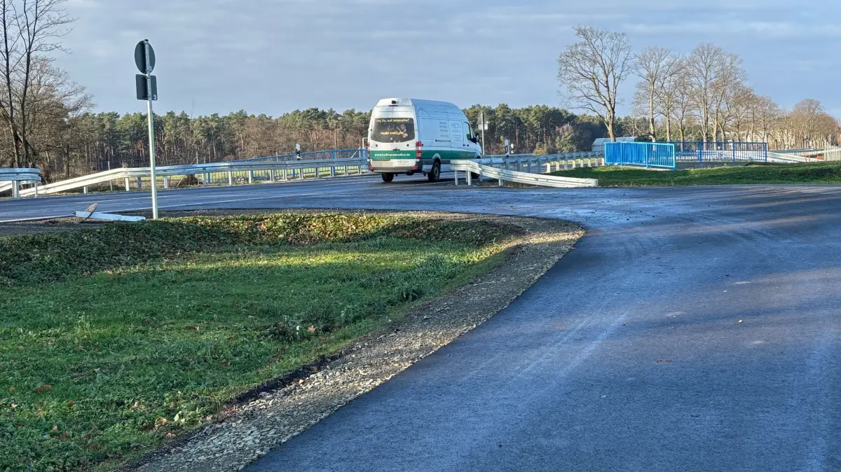 Direkt vor der Brücke der K9211 über den Schleichgraben endet der straßenbegleitende Radweg von Tätzschwitz in Richtung B96/Großkoschen.