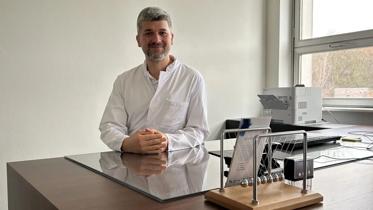 Seit Juli 2025 ist Hendrik Buchholz Chefarzt der Gastroenterologie im Achenbach Krankenhaus, Klinikum Dahme-Spreewald.