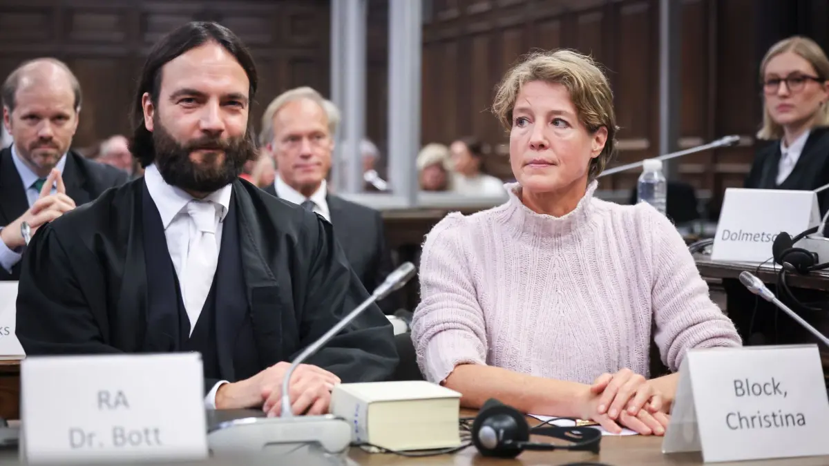 Fortsetzung Prozess wegen mutmaßlicher Kindesentführung: 11.12.2025, Hamburg: Christina Block (2.v.r), deutsche Gastronomin und Unternehmerin, Gerhard Delling (M), ehemaliger Sportmoderator und Lebensgefährte von Block, Rechtsanwalt Ingo Bott (2.v.l), und Rechtsanwältin Paula Wlodarek (r), die beiden Verteidiger von Block, sowie Rechtsanwalt David Rieks (l), Verteidiger von Delling, sitzen zu Beginn eines weiteren Verhandlungstags im Prozess wegen mutmaßlicher Kindesentführung im Gerichtssaal im Landgericht Hamburg. In einer Nacht-und-Nebel-Aktion wurden in der Silvesternacht 2023/24 zwei Kinder der Gastronomie-Unternehmerin C. Block von Dänemark nach Deutschland gebracht. Wegen der mutmaßlichen Entführung findet am Landgericht Hamburg der Prozess statt, unter anderem gegen Block. Foto: Christian Charisius/dpa +++ dpa-Bildfunk +++