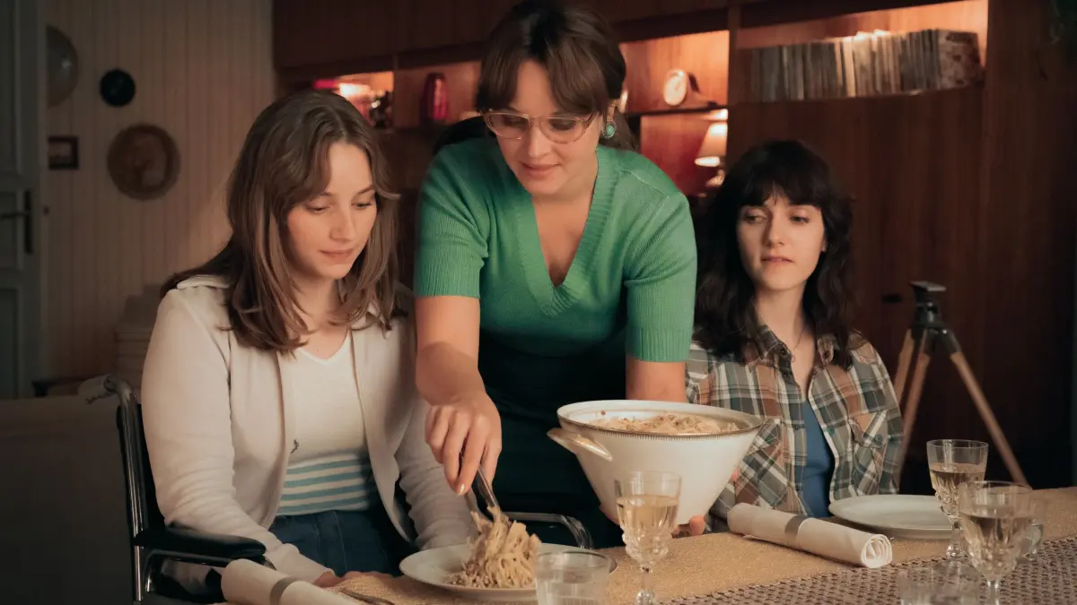 Dorli Schöllack (Carlotta Bähre, l.) geht es besser. Sie ist froh, beim gemeinsamen Abendessen mit ihrer Mutter Monika Franck-Schöllack (Sonja Gerhardt, M.) und ihrer Cousine Friederike von Boost (Marie Louise Albertine Becker, r.) dabei zu sein.