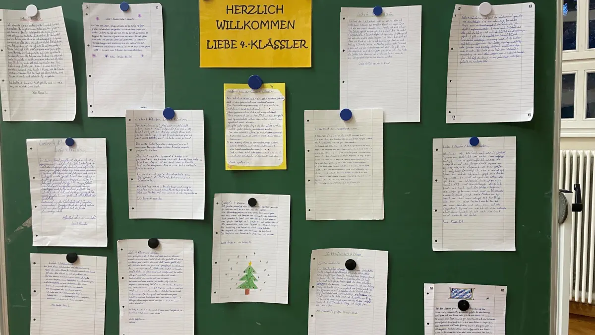 Schüler der fünften Klasse des Sängerstadt-Gymnasiums schreiben Willkommen-Briefe für 4-Klässler, die vielleicht künftig ebenfalls die Leistungs- und Begabungsklasse besuchen werden.