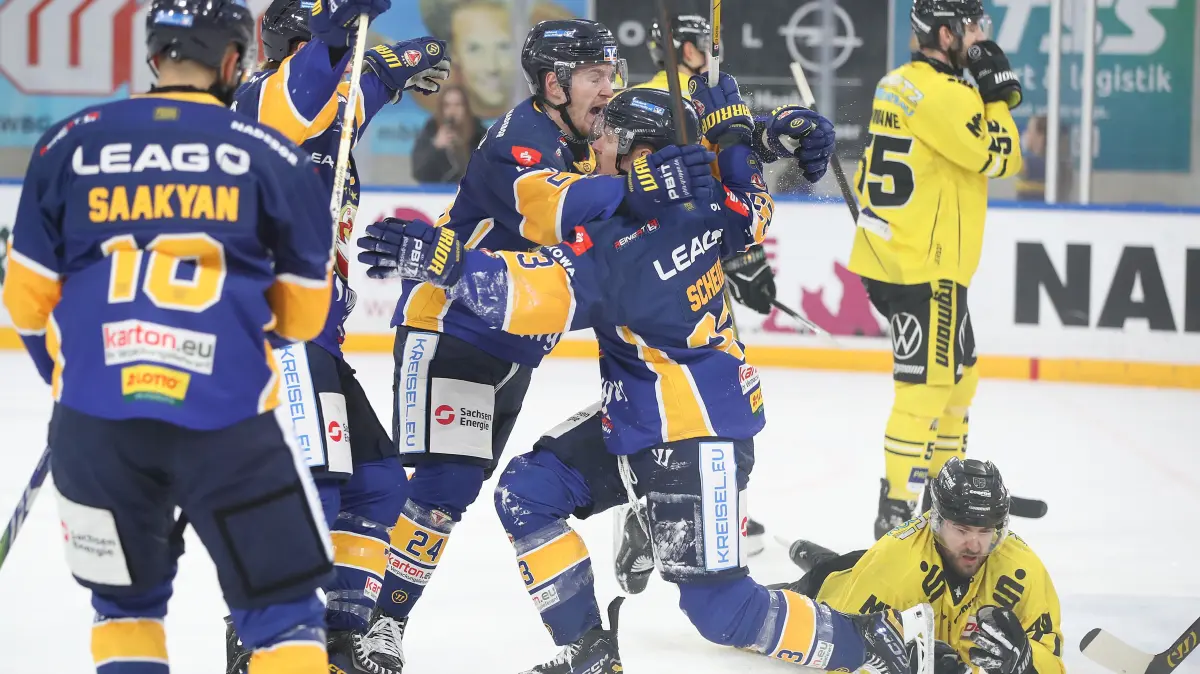 Lausitzer Fuechse vs. Krefeld Pinguine: 12.12.2025, Weisswasser, Lausitzer Fuechse vs. Krefeld Pinguine
Jubel bei Lane Scheidl (23, Lausitzer Fuechse), John Broda (24, Lausitzer Fuechse), Kyle Havlena (7, Lausitzer Fuechse)