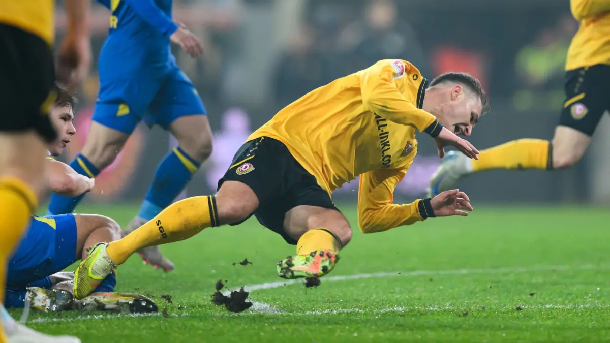 SG Dynamo Dresden - Eintracht Braunschweig: 12.12.2025, Sachsen, Dresden: Fußball: 2. Bundesliga, SG Dynamo Dresden - Eintracht Braunschweig, 16. Spieltag, Rudolf-Harbig-Stadion, Jakob Lemmer (Dynamo Dresden) fällt auf den Rasen. Foto: Robert Michael/dpa - WICHTIGER HINWEIS: Gemäß den Vorgaben der DFL Deutsche Fußball Liga bzw. des DFB Deutscher Fußball-Bund ist es untersagt, in dem Stadion und/oder vom Spiel angefertigte Fotoaufnahmen in Form von Sequenzbildern und/oder videoähnlichen Fotostrecken zu verwerten bzw. verwerten zu lassen. +++ dpa-Bildfunk +++