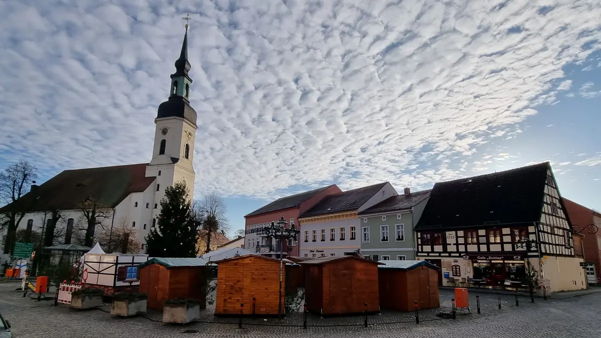 Fertig aufgebauter Weihnachtsmarkt auf dem Kirchplatz in Lübbenau.