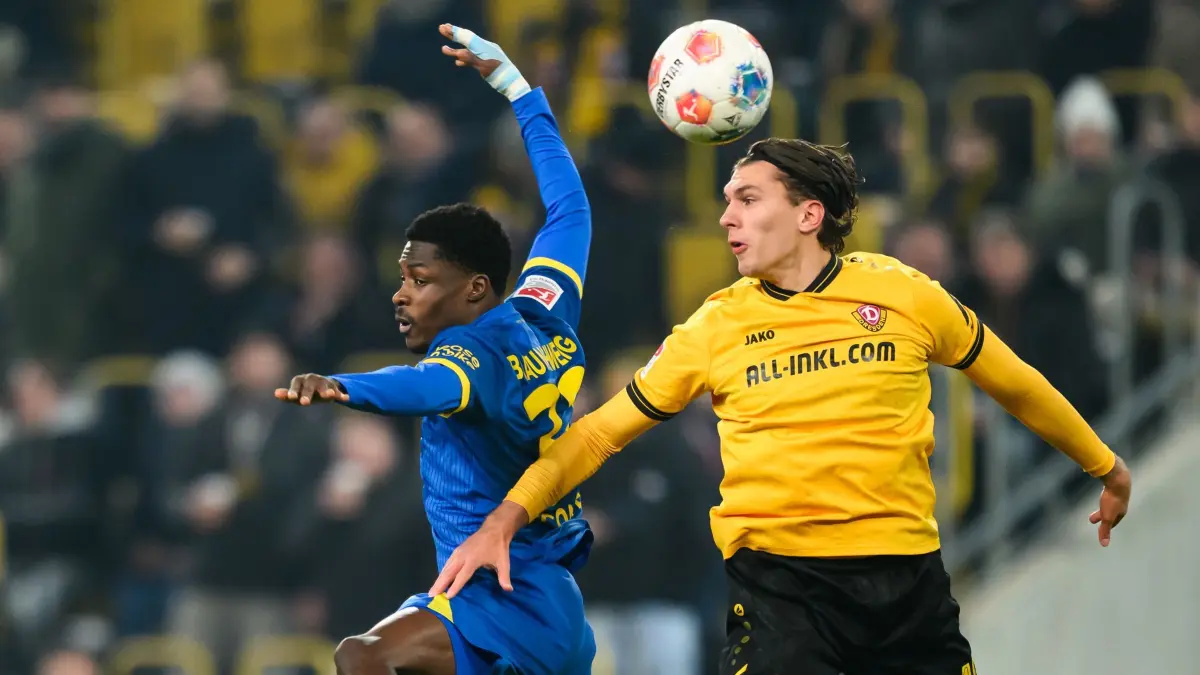 SG Dynamo Dresden - Eintracht Braunschweig: 12.12.2025, Sachsen, Dresden: Fußball: 2. Bundesliga, SG Dynamo Dresden - Eintracht Braunschweig, 16. Spieltag, Rudolf-Harbig-Stadion, Julian Pauli (Dynamo Dresden, r) gegen Christian Conteh (Eintracht Braunschweig). Foto: Robert Michael/dpa - WICHTIGER HINWEIS: Gemäß den Vorgaben der DFL Deutsche Fußball Liga bzw. des DFB Deutscher Fußball-Bund ist es untersagt, in dem Stadion und/oder vom Spiel angefertigte Fotoaufnahmen in Form von Sequenzbildern und/oder videoähnlichen Fotostrecken zu verwerten bzw. verwerten zu lassen. +++ dpa-Bildfunk +++