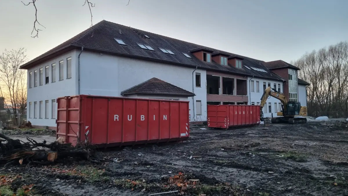 Entkernt für den Abriss. Ehemaliges Gebäude der Grundschule Traugott Hirschberger in Lübbenau.