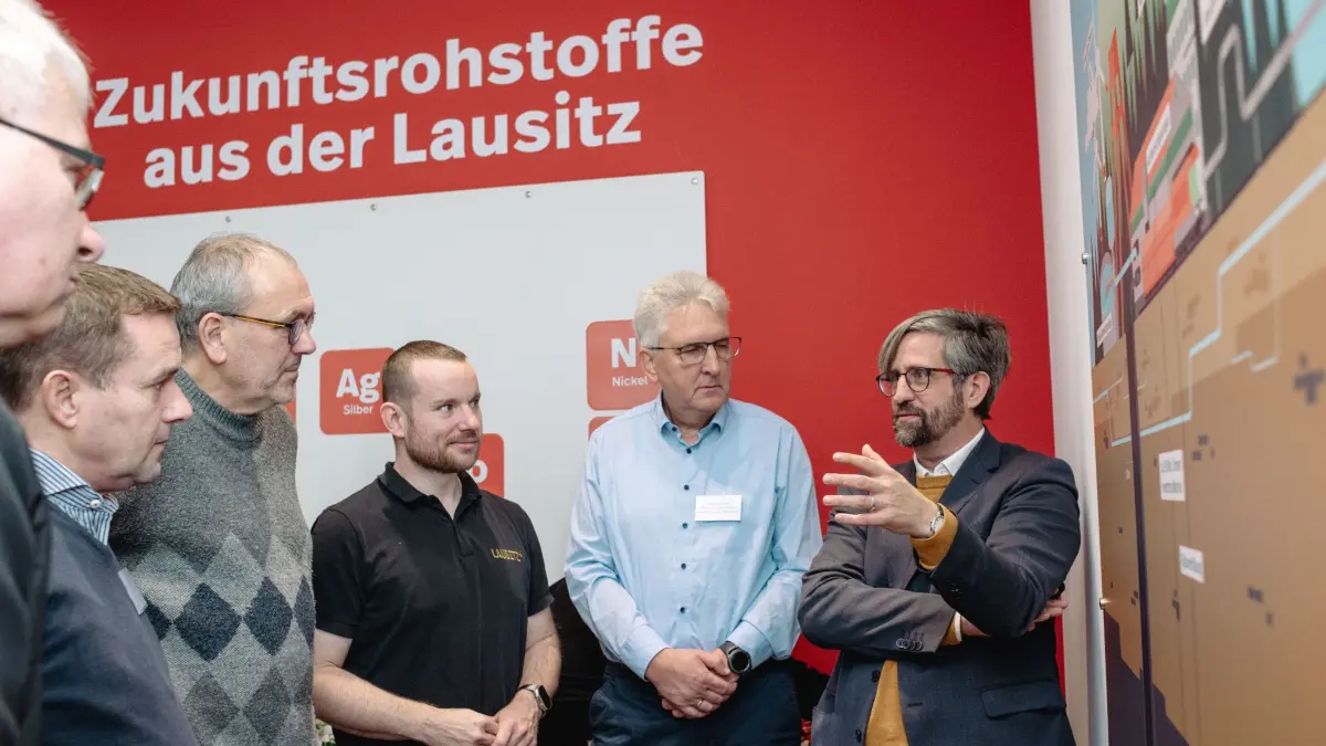 Die Pläne für ein Kupferbergwerk in Spremberg sehen viele kritisch: Blas Urioste, Projektmanager der Kupferschiefer Lausitz GmbH Spremberg (KSL), versucht Kommunalpolitiker und Bürger seit Jahren mitzunehmen.