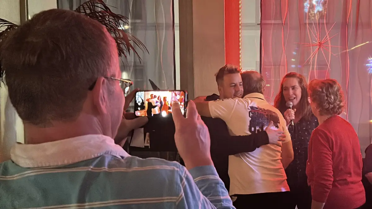 Umarmungen in der Cocktailbar Auras in Finsterwalde: Sänger Alexander Knappe war zu Gast. Warum das für Inhaberin Sina Auras so emotional war.
