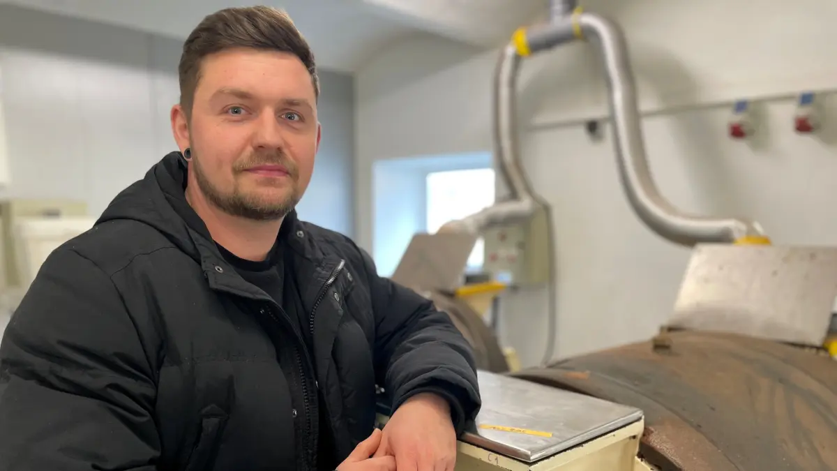 Alexander Martin vor einer Conchiere-Maschine in der Schokoladen-Manufaktur Edelmond Chocolatiers bei Luckau. Die gestiegenen Kakaopreise setzten das Unternehmen unter Druck, dass von Brandenburg aus internationale Kunden, wie ein europäisches Königshaus, beliefert.
