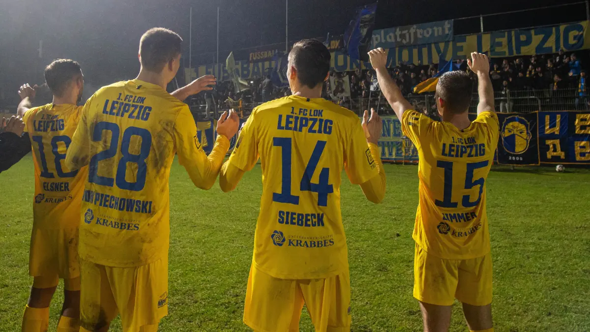 RLNO Altglienicke - Lok Leipzig 2025/26: Fussball, Herren, Saison 2025/2026, Regionalliga Nordost (19. Spieltag), VSG Altglienicke - 1. FC Lokomotive Leipzig, v.l. Luc Elsner (Lok Leipzig), Laurin von Piechowski (Lok Leipzig), Alexander Siebeck (Lok Leipzig), Linus Zimmer (Lok Leipzig), Jubel nach Abpfiff, 12.12. 2025, Foto: Sebastian Räppold / Matthias Koch