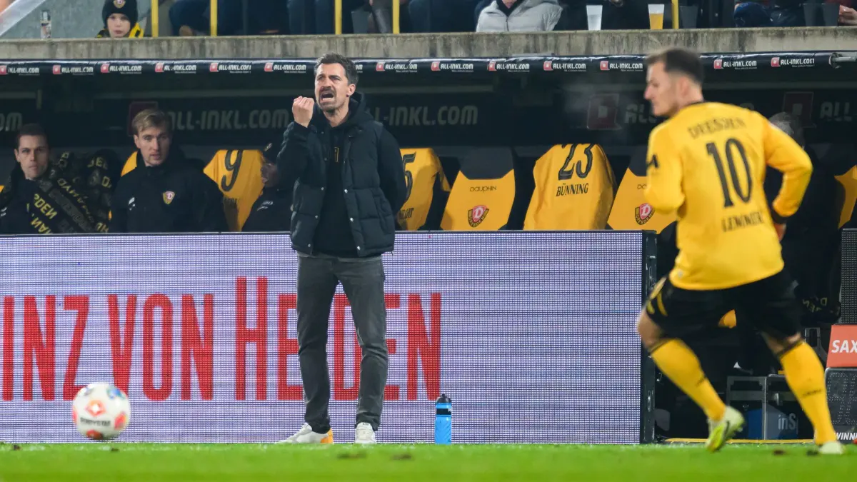 SG Dynamo Dresden - Eintracht Braunschweig: 12.12.2025, Sachsen, Dresden: Fußball: 2. Bundesliga, SG Dynamo Dresden - Eintracht Braunschweig, 16. Spieltag, Rudolf-Harbig-Stadion, Trainer Thomas Stamm (Dynamo Dresden) gestikuliert. Foto: Robert Michael/dpa - WICHTIGER HINWEIS: Gemäß den Vorgaben der DFL Deutsche Fußball Liga bzw. des DFB Deutscher Fußball-Bund ist es untersagt, in dem Stadion und/oder vom Spiel angefertigte Fotoaufnahmen in Form von Sequenzbildern und/oder videoähnlichen Fotostrecken zu verwerten bzw. verwerten zu lassen. +++ dpa-Bildfunk +++