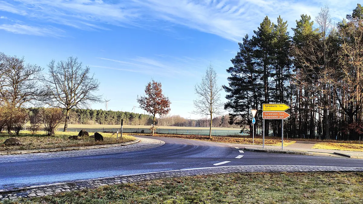 An den Kreisverkehr nahe dem Industriepark Schwarze Pumpe soll in der Gemeinde Spreetal der Neubauabschnitt der Spreestraße andocken.