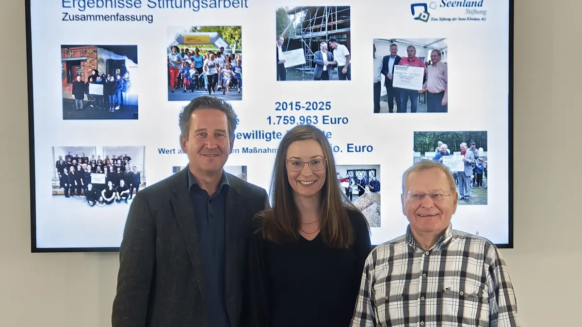 Stiftungsratspräsident Dr. Jens Schick, (l.), Klinik-Geschäftsführerin Juliane Kirfe und Stiftungsvorstand Thomas Delling bilanzierten die Arbeit der Lausitzer Seenland Stiftung.