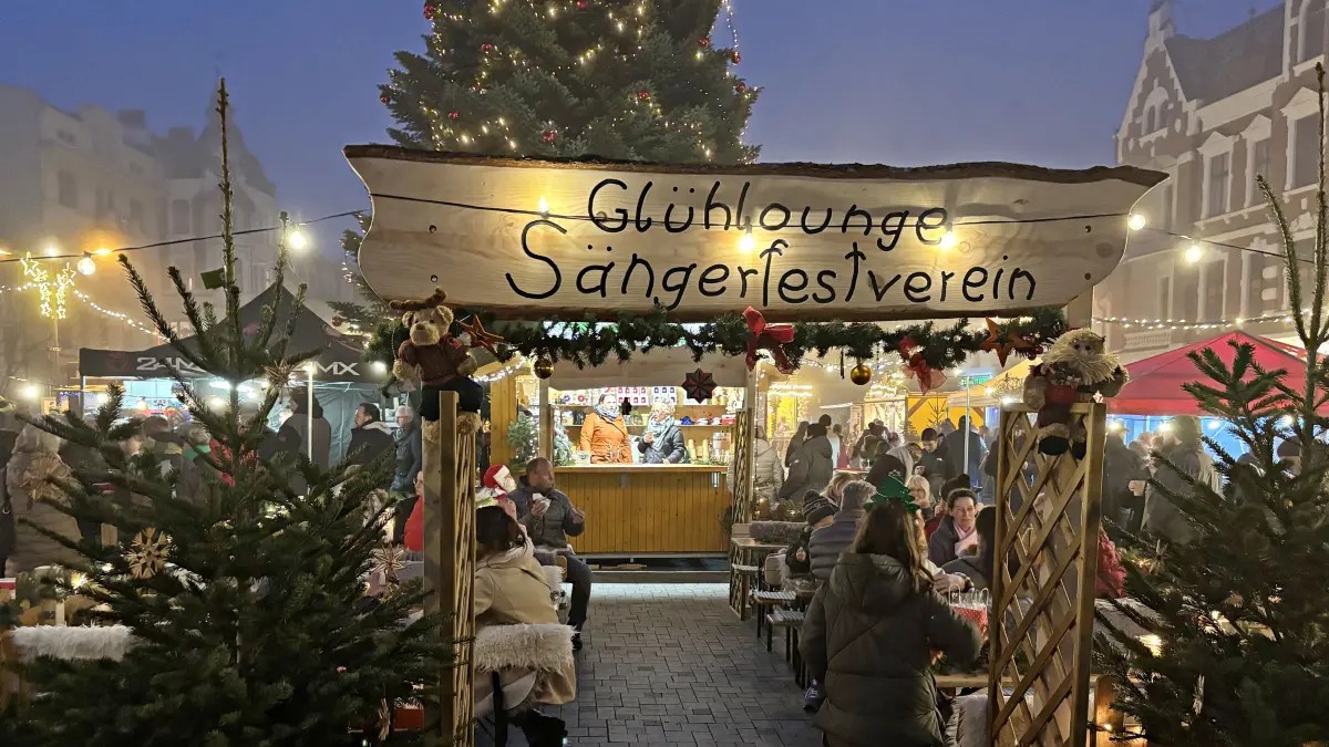 Weihnachtsmarkt 2025 in Finsterwalde: Die Glühlounge vom Sängerfestveein mitten auf dem Markt ist nicht zu verfehlen und bietet Gemütlichkeit pur.