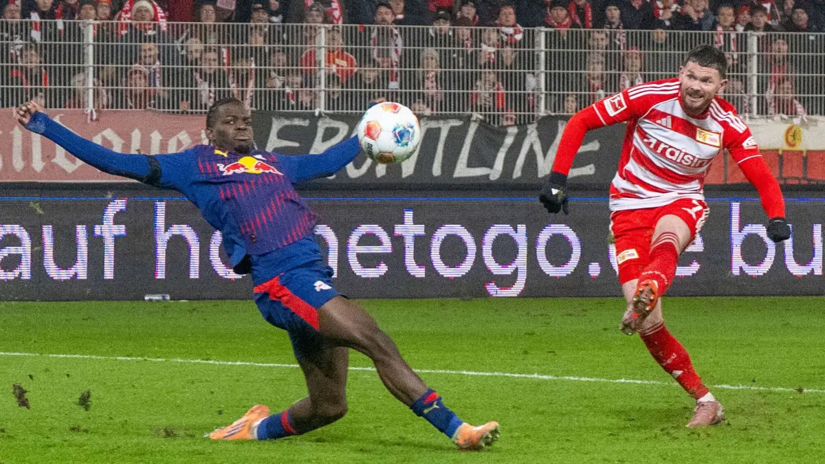 1.BL 1. FC Union - RB Leipzig 2025/26: Fußball, Herren, Saison 2025/2026, 1. Bundesliga (14. Spieltag), 1. FC Union Berlin - RB Leipzig, v. l. Castello Lukeba (RB Leipzig), Oliver Burke (1. FC Union Berlin) erzielt das Tor zum 1:0 gegen Torwart Peter Gulacsi (nicht im Bild, RB Leipzig), 12.12.2025, Foto: Matthias Koch
