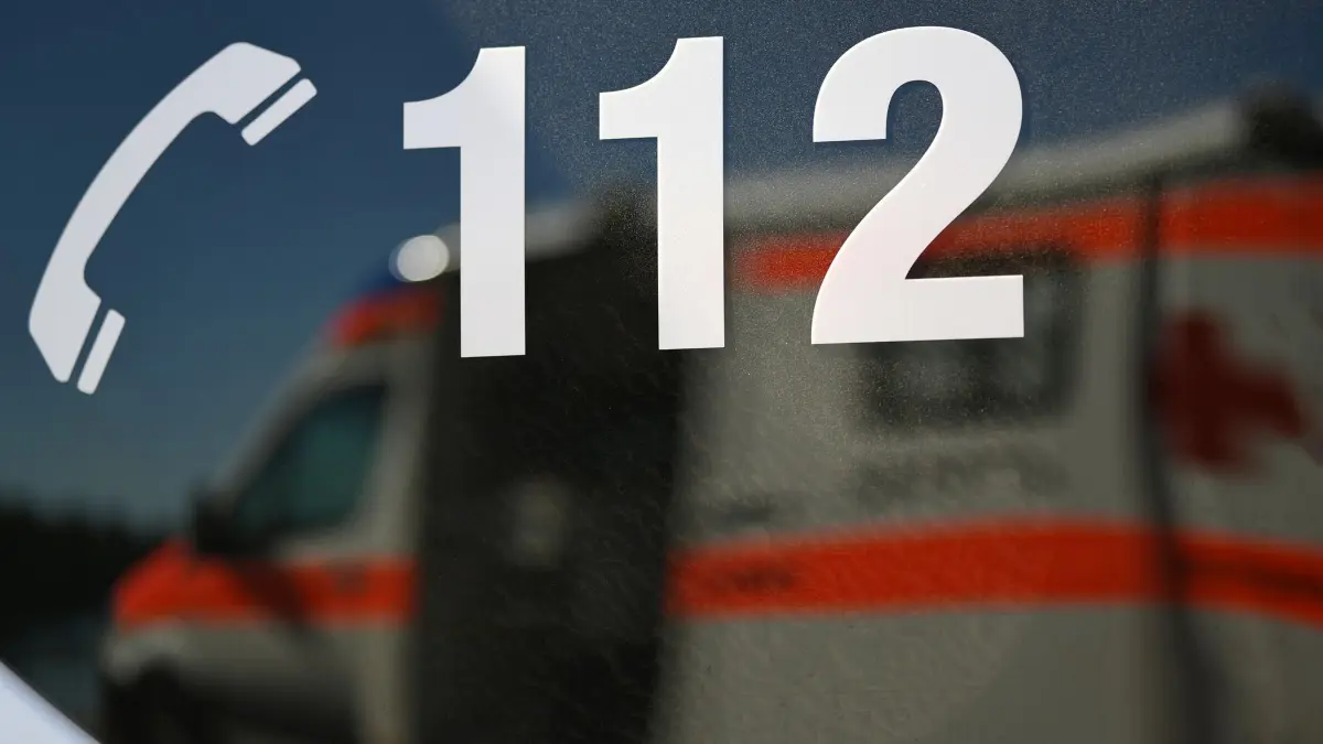 Notruf 112: ARCHIV - 01.06.2019, Baden-Württemberg, Freiburg: Ein Rettungswagen spiegelt während einer Übung in einem Fenster eines anderen Rettungswagen mit der Aufschrift «112». (zu dpa: «Rauch in Schulbus - Schüler in Behandlung») Foto: Patrick Seeger/dpa +++ dpa-Bildfunk +++