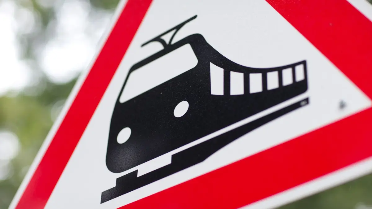 Unfall am Bahnübergang: ARCHIV - 01.09.2013, Niedersachsen, Rieste: Blick auf ein Warnschild für einen unbeschrankten Bahnübergang. (zu dpa: «Lastwagen durchbricht aus Not Bahnschranke») Foto: Friso Gentsch/dpa +++ dpa-Bildfunk +++