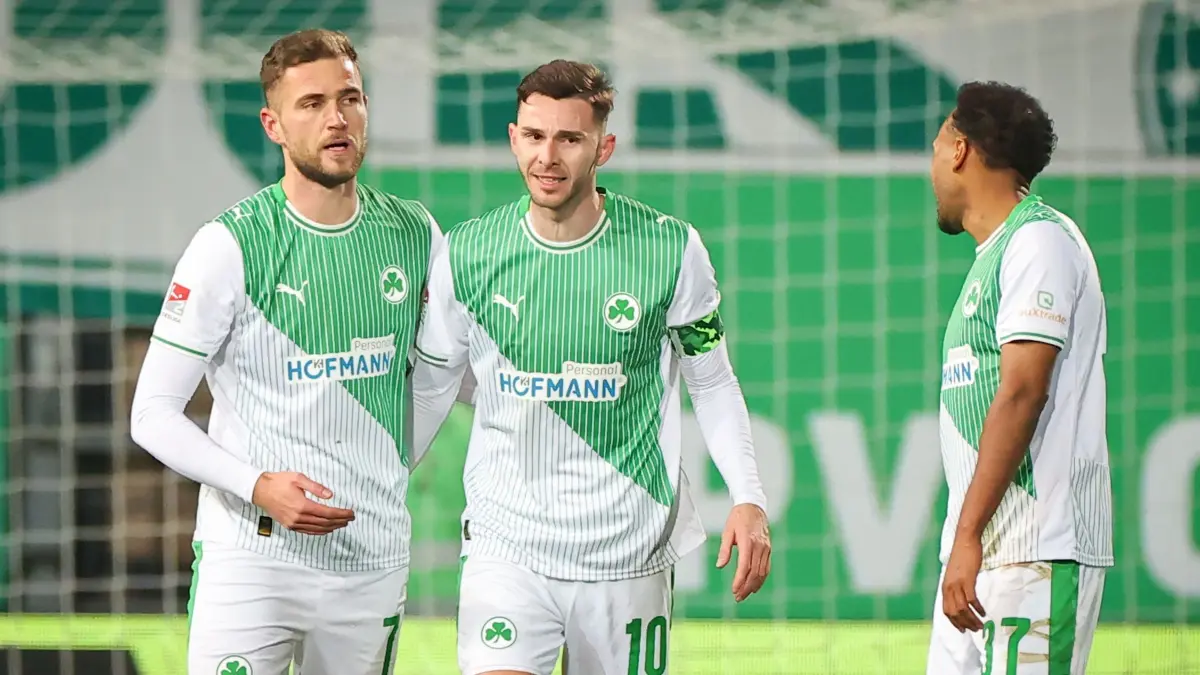SpVgg Greuther Fürth - Hertha BSC: 12.12.2025, Bayern, Fürth: Fußball: 2. Bundesliga, SpVgg Greuther Fürth - Hertha BSC, 16. Spieltag im Sportpark Ronhof Thomas Sommer. Dennis Srbeny (l, SpVgg Greuther Fürth) jubelt über seinen Treffer zum 3:3 mit Branimir Hrgota (M, SpVgg Greuther Fürth) und Julian Green (SpVgg Greuther Fürth). (zu dpa: «Joker Srbeny sticht: Nächstes Fürther Comeback») Foto: Daniel Karmann/dpa - WICHTIGER HINWEIS: Gemäß den Vorgaben der DFL Deutsche Fußball Liga bzw. des DFB Deutscher Fußball-Bund ist es untersagt, in dem Stadion und/oder vom Spiel angefertigte Fotoaufnahmen in Form von Sequenzbildern und/oder videoähnlichen Fotostrecken zu verwerten bzw. verwerten zu lassen. +++ dpa-Bildfunk +++
