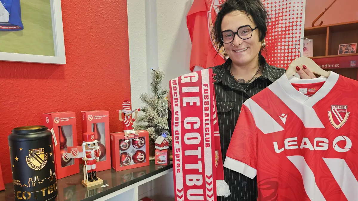 Helena Hartwig hält im Cottbuser Zwei-Streifen-Laden Tipps schöne Geschenke für Energie-Fans bereit.