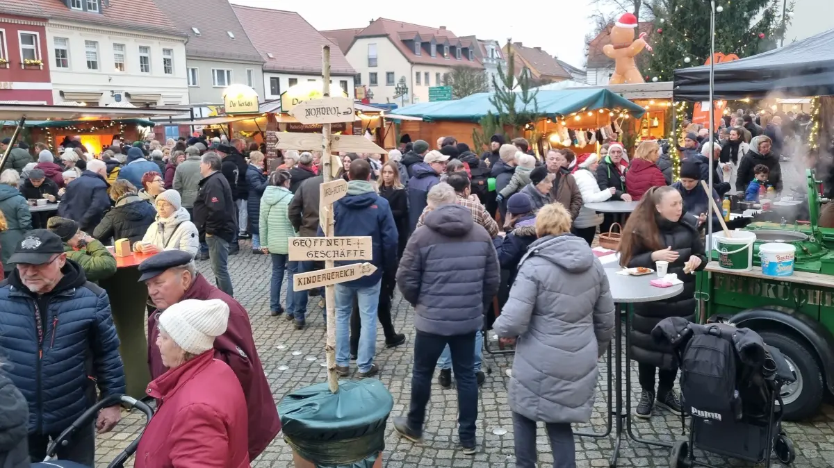 Die meisten Besucher beim Weihnachtsmarkt in Lübbenau tummeln sich auf dem Kirchplatz.