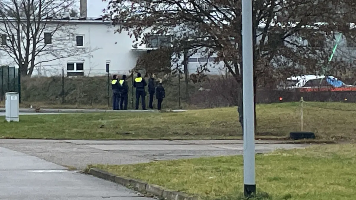 Die Polizei hat den Ort des Geschehens auch noch am 13.12.2025 weiträumig abgesperrt, um Spuren zu sichern.