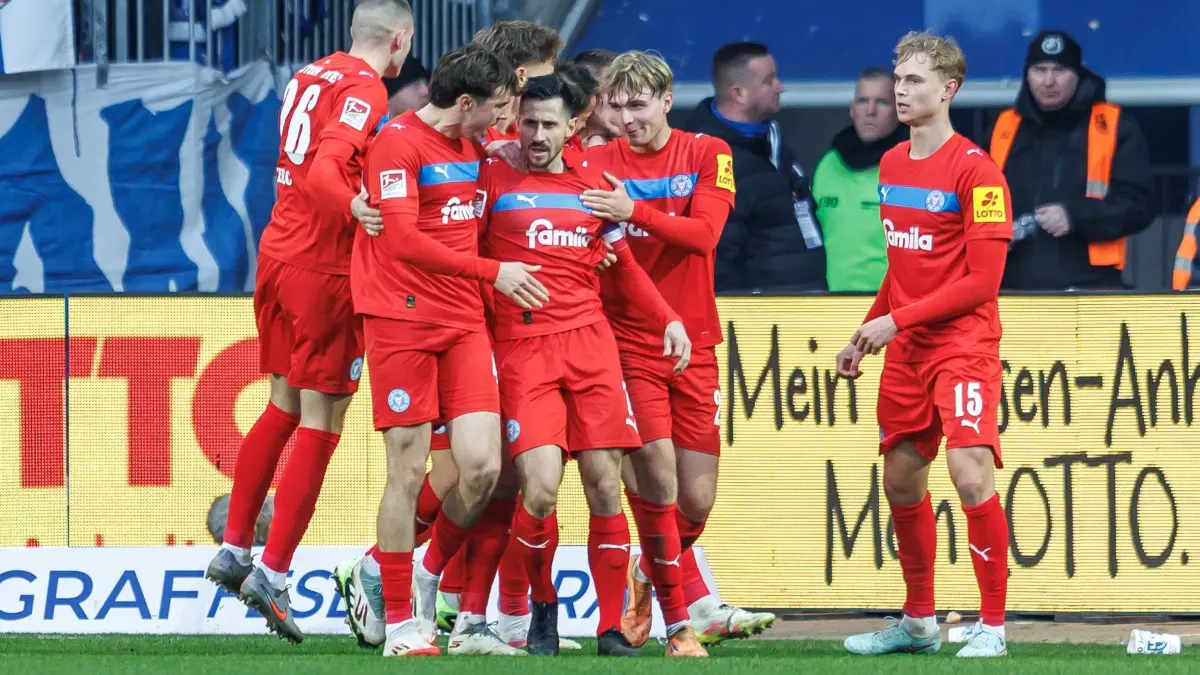 1. FC Magdeburg - Holstein Kiel: 13.12.2025, Sachsen-Anhalt, Magdeburg: Fußball: 2. Bundesliga, 1. FC Magdeburg - Holstein Kiel, 16. Spieltag, Avnet Arena. Steven Skrzybski (3.v.l, Holstein Kiel) jubelt nach seinem Treffer zum 3:3 mit Teamkollegen. Foto: Andreas Gora/dpa - WICHTIGER HINWEIS: Gemäß den Vorgaben der DFL Deutsche Fußball Liga bzw. des DFB Deutscher Fußball-Bund ist es untersagt, in dem Stadion und/oder vom Spiel angefertigte Fotoaufnahmen in Form von Sequenzbildern und/oder videoähnlichen Fotostrecken zu verwerten bzw. verwerten zu lassen. +++ dpa-Bildfunk +++