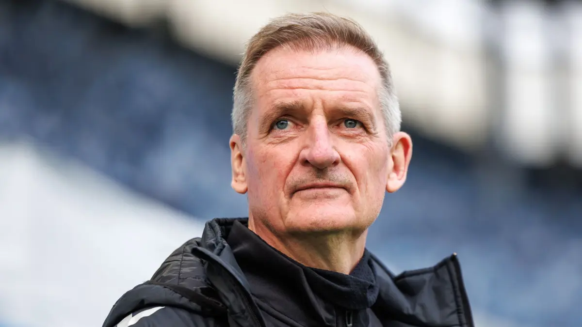 1. FC Magdeburg - Holstein Kiel: 13.12.2025, Sachsen-Anhalt, Magdeburg: Fußball: 2. Bundesliga, 1. FC Magdeburg - Holstein Kiel, 16. Spieltag, Avnet Arena. Trainer Petrik Sander (1. FC Magdeburg) blickt auf das Spielfeld. Foto: Andreas Gora/dpa - WICHTIGER HINWEIS: Gemäß den Vorgaben der DFL Deutsche Fußball Liga bzw. des DFB Deutscher Fußball-Bund ist es untersagt, in dem Stadion und/oder vom Spiel angefertigte Fotoaufnahmen in Form von Sequenzbildern und/oder videoähnlichen Fotostrecken zu verwerten bzw. verwerten zu lassen. +++ dpa-Bildfunk +++