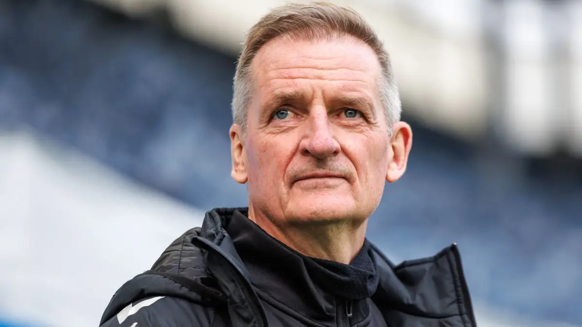 1. FC Magdeburg - Holstein Kiel: 13.12.2025, Sachsen-Anhalt, Magdeburg: Fußball: 2. Bundesliga, 1. FC Magdeburg - Holstein Kiel, 16. Spieltag, Avnet Arena. Trainer Petrik Sander (1. FC Magdeburg) blickt auf das Spielfeld. Foto: Andreas Gora/dpa - WICHTIGER HINWEIS: Gemäß den Vorgaben der DFL Deutsche Fußball Liga bzw. des DFB Deutscher Fußball-Bund ist es untersagt, in dem Stadion und/oder vom Spiel angefertigte Fotoaufnahmen in Form von Sequenzbildern und/oder videoähnlichen Fotostrecken zu verwerten bzw. verwerten zu lassen. +++ dpa-Bildfunk +++