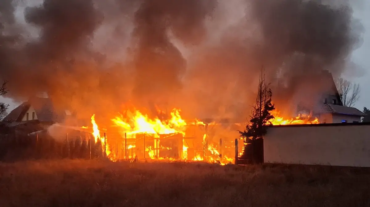 Dichter Rauch über Herzberg – Feuerwehr verhindert Ausbreitung des Feuers auf weitere Gebäude.