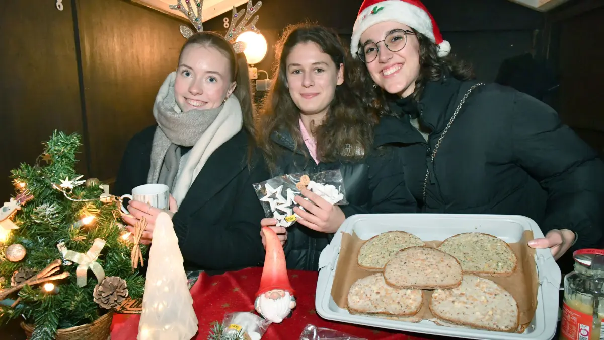 Außergewöhnlich gut besuchter Weihnachtsmarkt in Elsterwerda – Gymnasiastinnen sammeln für Abi- Ball: Außergewöhnlich gut besuchter Weihnachtsmarkt in Elsterwerda – Gymnasiastinnen sammeln für Abi- Ball
- Am Stand von Yasmina Meyer (18), Leonie Janberg (19) und Caroline Funke (18) aus Elsterwerda und Umgebung gab es leckere Fettbemmen, selber gebackene Waffeln, delikate Weihnachtsplätzchen, Kinderpunsch und daneben Weihnachtsdekorationen. Die drei Schülerinnen haben den Weihnachtsmarkt genutzt, um für ihren Abi- Ball im Abiturlehrgang 2026 am Oberstufenzentrum Elbe- Elster des Beruflichen Gymnasiums Falkenberg zu sammeln