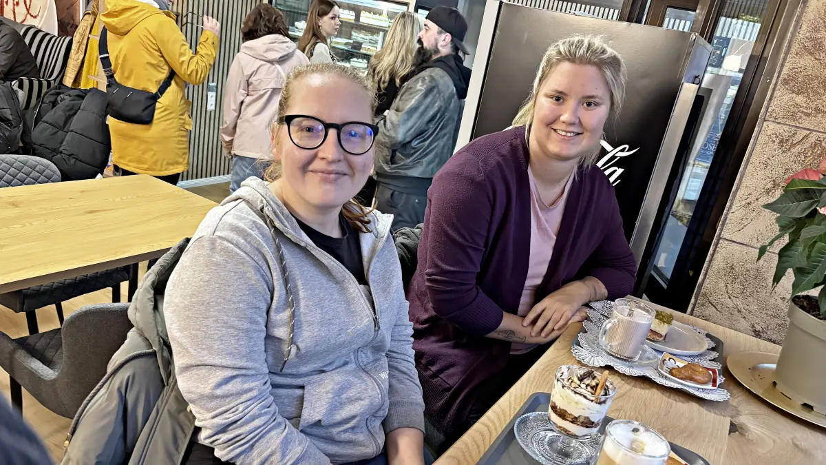 Friederike Golm (l). und Vivien Miene testen das neue Café Berlin in Finsterwalde. Ihr Urteil entscheidet darüber, ob sie wiederkommen.