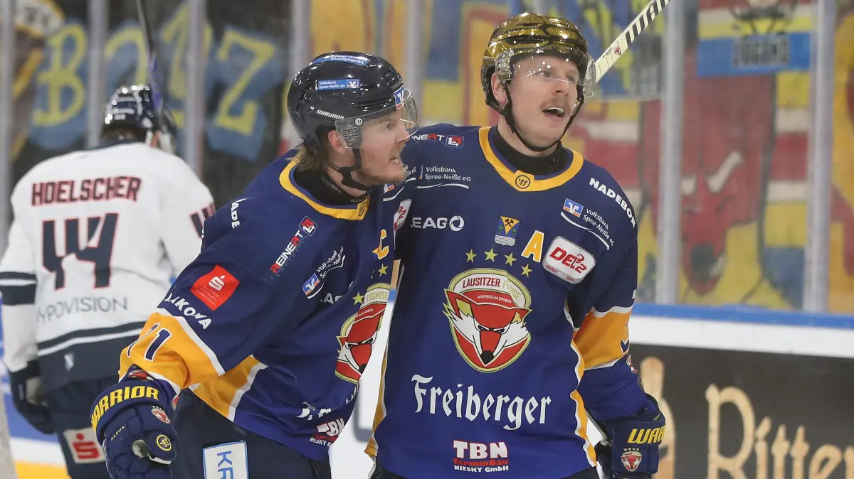 Lausitzer Fuechse vs. Kassel Huskies: 14.12.2025, Weisswasser, Lausitzer Fuechse vs. Kassel Huskies
Clarke Breitkreuz (71, Lausitzer Fuechse) und Lane Scheidl (23, Lausitzer Fuechse) jubeln