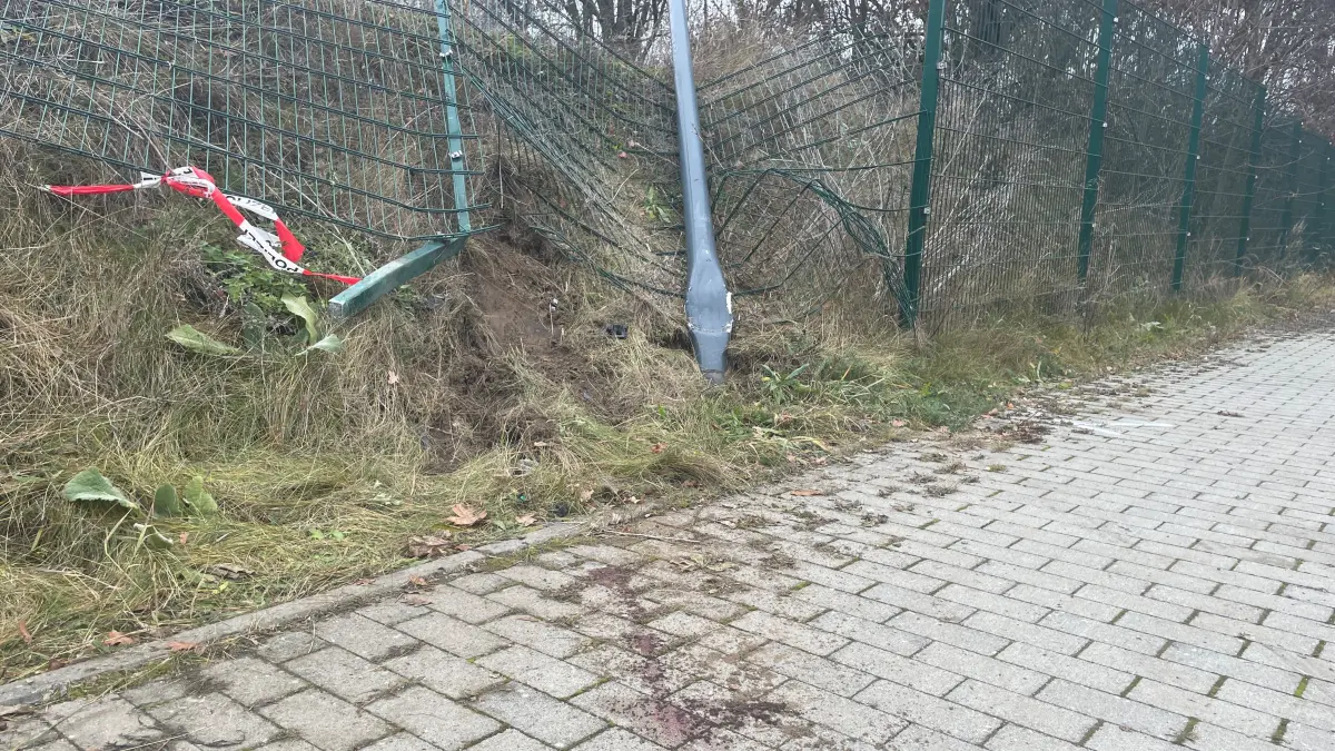 An diesem Zaun und dieser Laterne kam der Pkw am Freitagabend, dem 12.12.2025 zum Stehen.