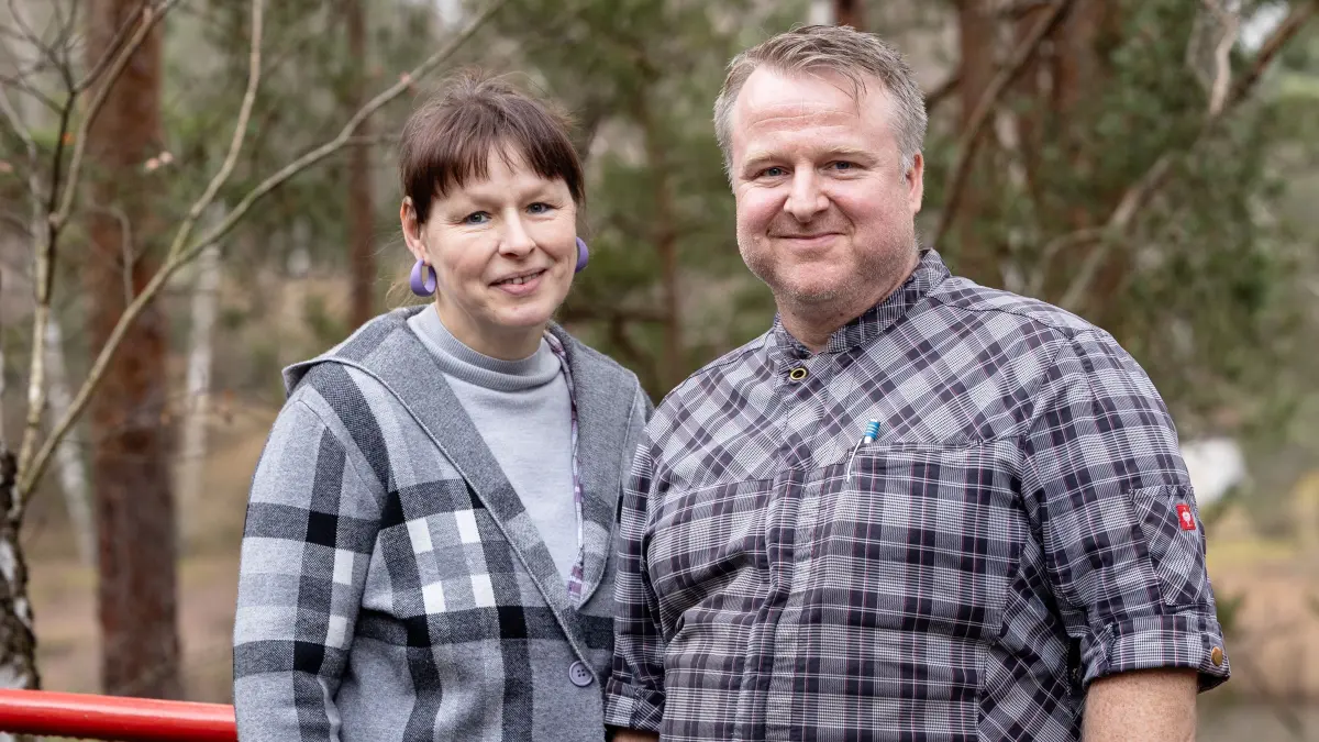 Steve Burgahn (r.) und seine Partnerin Melanie Labrenz geben zum Jahresende 2025 die Pacht der Gaststätte im Waldbad Zeischa auf. Doch zuvor plant Burgahn noch eine Schlussoffensive.