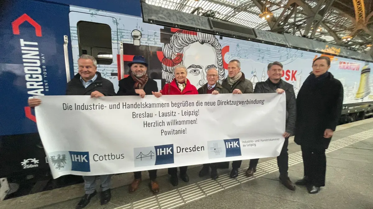 Vicki Felthaus (Bürgermeisterin von Leipzig) (r.), André Grüner (IHK Leipzig), Martin Walden (DB-Konzernbevollmächtigter), Jan Tombiński (polnischer Botschafter in Deutschland) und seine Ehefrau, Henry Tesch (IHK Dresden) sowie Jens Krause (IHK Cottbus) posieren vor dem neuen Zug, der am 14. Dezember 2025 erstmals von Leipzig nach Südpolen fährt.