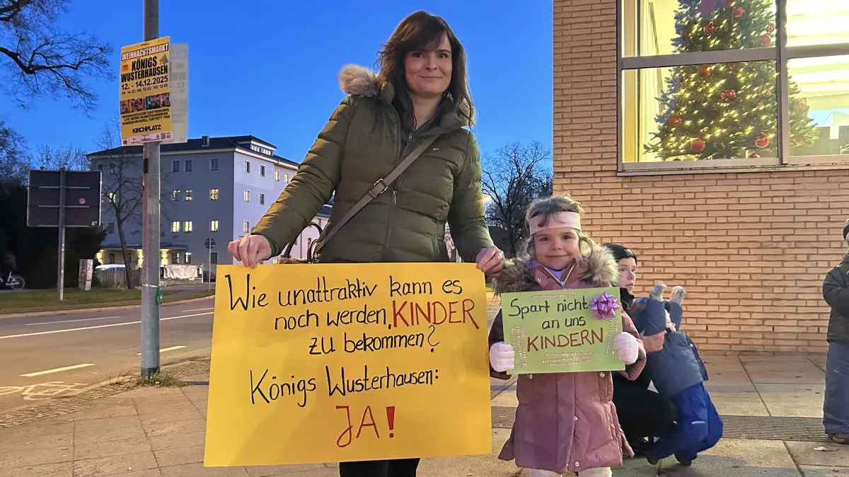 Samantha und Theresa Christ waren eine von rund 40 Familien, die vor der Stadtverordnetenversammlung auf die Belange von Eltern und Kindern in Königs Wusterhausen aufmerksam gemacht haben.