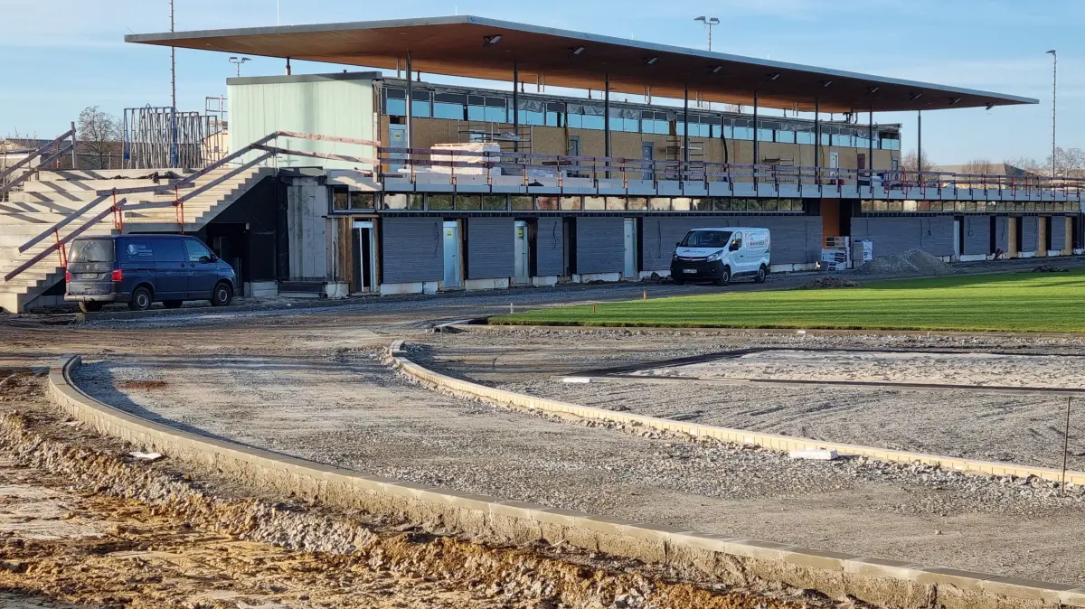 Weit vorangeschritten ist der Bau des Sozialgebäudes im Spreewaldsportpark in Lübbenau.