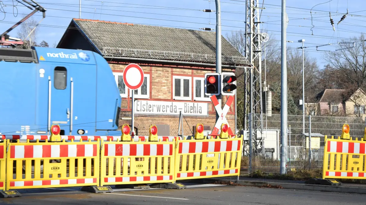 Der Bahnübergang Berliner Straße in Elsterwerda-Biehla wurde wegen Bauarbeiten gesperrt. Das Stellwerk B2 ist im Zuge der Modernisierung seit etwa zwei Jahren nicht mehr besetzt.