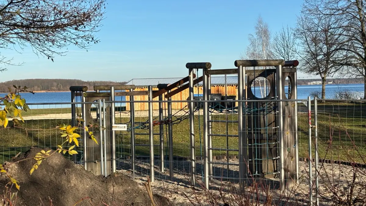 Gesperrt ist der Niemtscher Spielplatz am Senftenberger See noch nicht, aber der Bauzaun steht schon teilweise. Bald werden die Bauarbeiter anrücken.