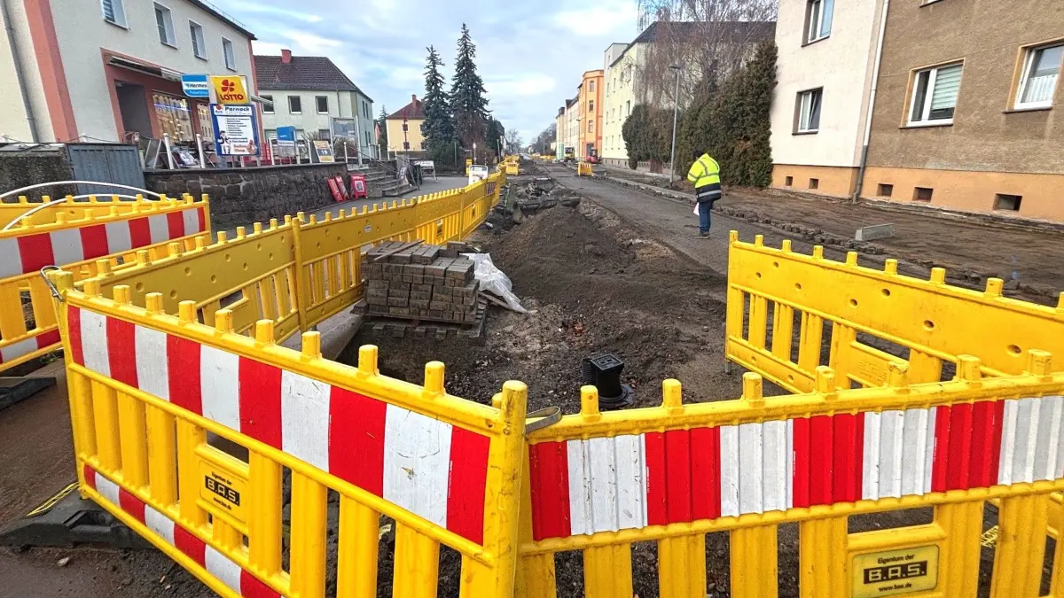Der Spaziergang über Weihnachten führt im Westen von Elsterwerda unweigerlich an der langen Baustelle August-Bebel-Straße vorbei. Die Anlieger und Besucher haben sich das so nicht vorgestellt. Doch es gibt Gründe.
